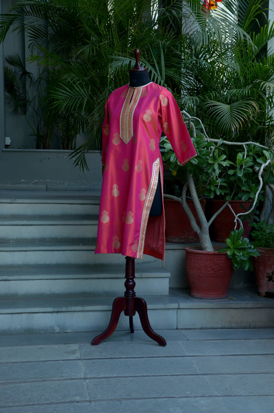 Razzmatazz & Gold Handloom Woven Benarasi Silk Kurta